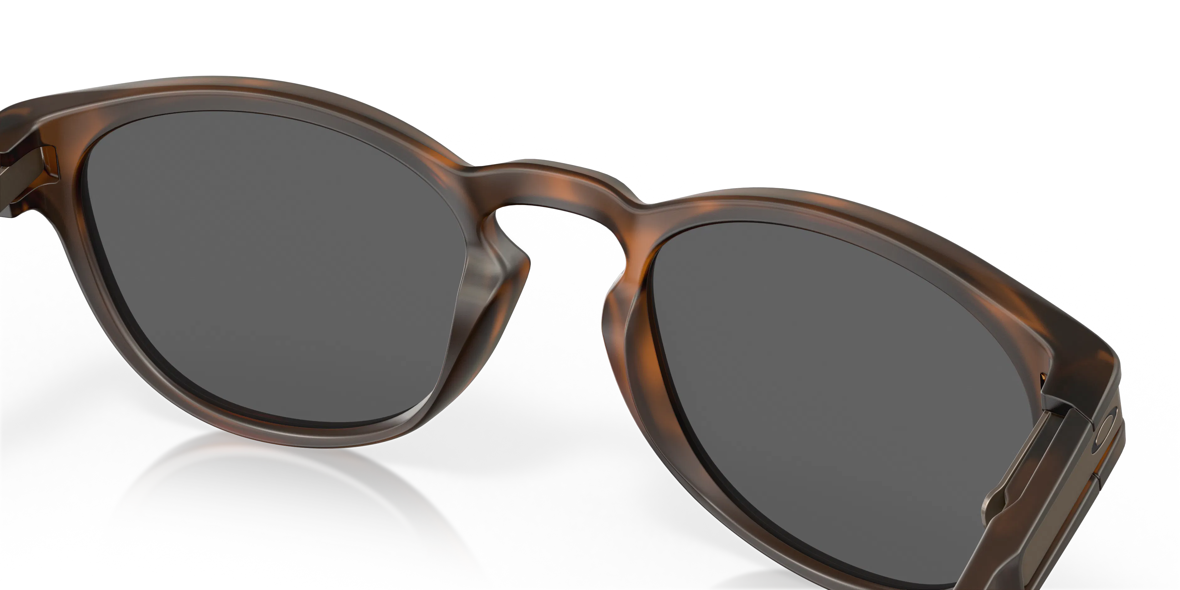 Oakley Latch Solglasögon i Sköldpaddsfärgad | Synoptik
