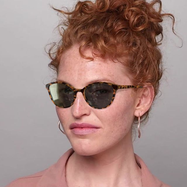 On_Model_Female02 Seen SN SF0024 (HHE0) Sunglasses Green / Havana