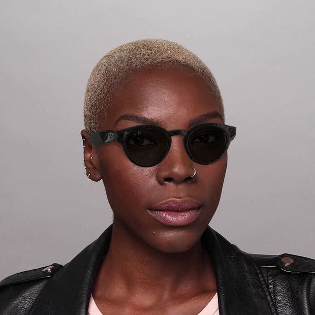 On_Model_Female01 Ray Ban Wearables 0RW4003 601/71 Verde / Negro