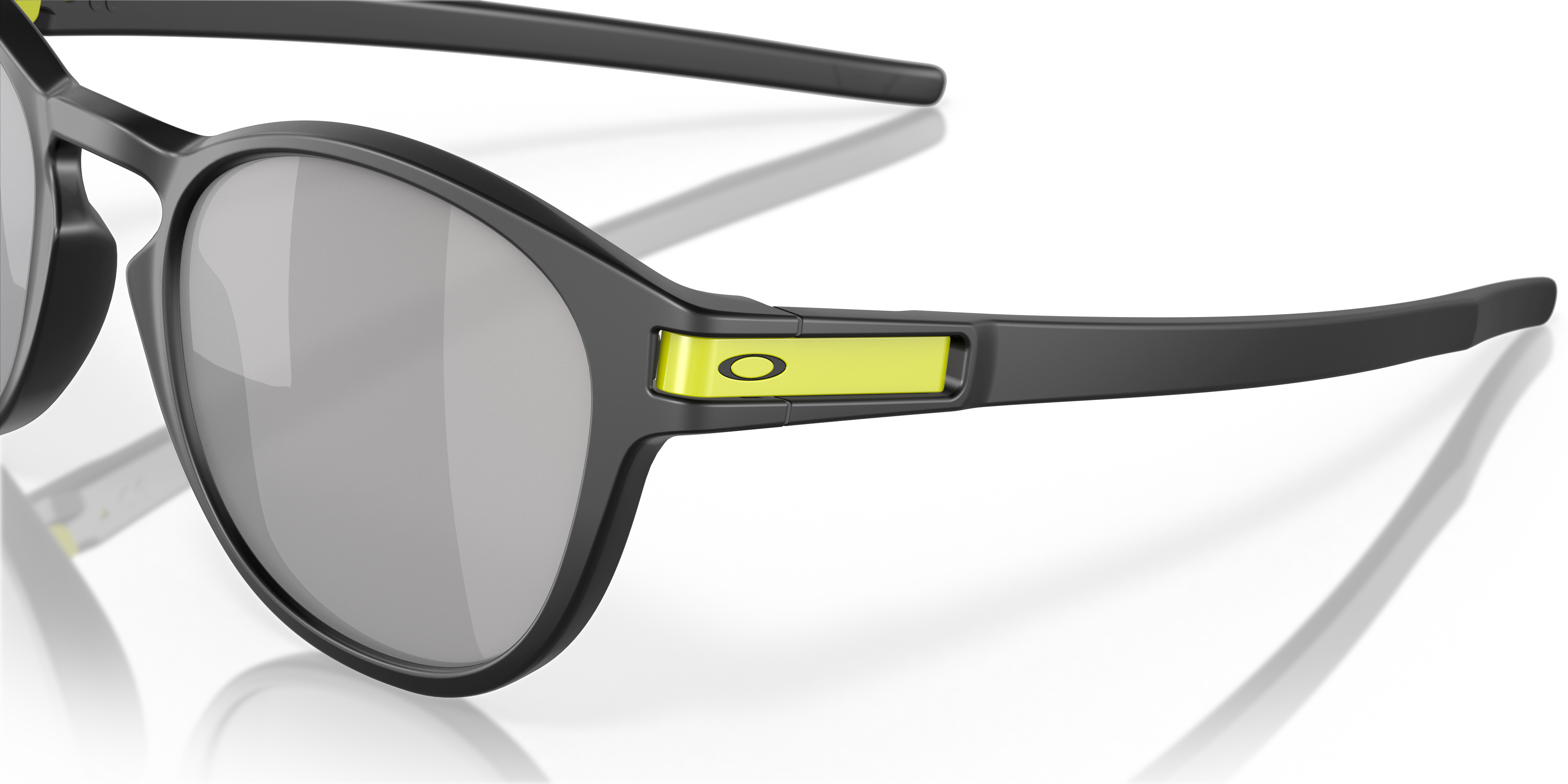 Detail01 Oakley Latch OO 9265 Sunglasses Silver / Black