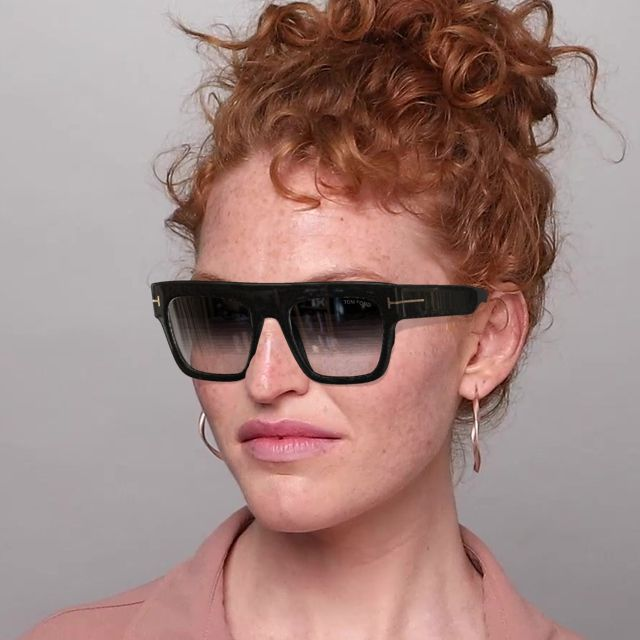 [products.image.on_model_female02] Tom Ford FT0847 01B Solglasögon
